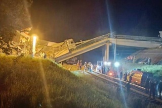 На пассажирский поезд в Брянской области обрушился мост: есть жертвы и пострадавшие