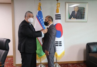 Жанубий Кореядаги ватандошимизга «Туризм фидойиси» кўкрак нишони топширилди