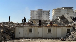 Туркияда яна кучли зилзила: Малатья шаҳрида вайроналар остидан 32 киши қутқарилди