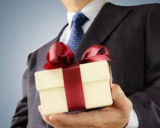 Госслужащим разрешат принимать подарки стоимостью не более чем 5 БРВ