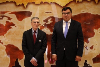 Nobel mukofoti sovrindori Aziz Sanjarga "Ipak yo'li" turizm xalqaro universiteti faxriy doktori diplomi topshirildi