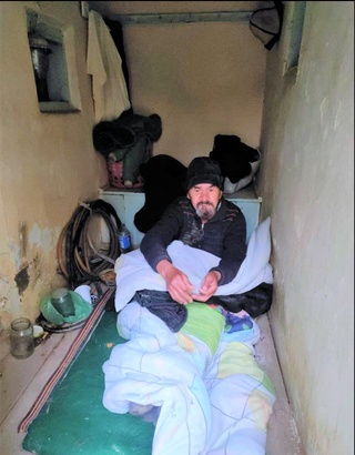 Sovuq va qorda uysiz qolgan fuqaroga yordam koʻrsatildi