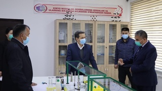 Халқ таълими вазири Навоий вилоятидаги мактаблар фаолиятини ўрганмоқда