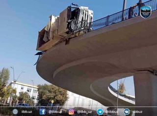 В Ташкенте мусоровоз чуть не сорвался с моста, проезжая по ТКАД