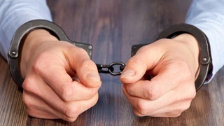 Маст ҳолда давлат ижрочиларига қаршилик кўрсатиб, машинасига зарар етказган фуқарога суд жазо тайинлади