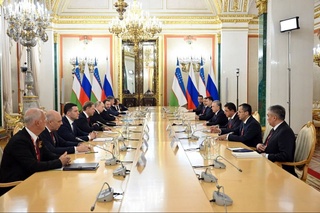 Өзбекстан ҳәм Россия жетекшилери еки тәреплеме қатнасықлардың әҳмийетли мәселелерин додалады