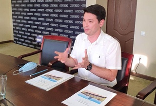 Нью-Йорк кино академияси битирувчиси минорали краннинг аёл машинисти ҳақида фильм суратга олади