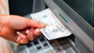 Банкоматы «Uzcard» временно не будут принимать купюры номиналом 50 долл. и 100 долл. США