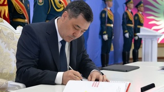 Президент Садыр Жапаров подписал новую Конституцию Кыргызской Республики