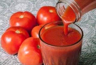 Томатный сок помогает нормализовать давление и снизить холестерин в крови