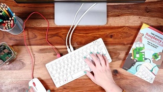 Raspberry бус-бутун компьютерни клавиатура ичига жойлади