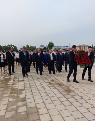 Sharof Rashidovning Jizzax shahridagi haykali poyiga gulchambarlar qoʻyildi