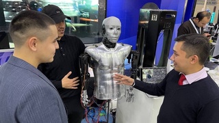 В Ташкенте презентовали робота, который в точности копирует движения человека