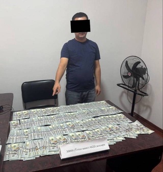 В Фергане задержан налоговый инспектор при получении взятки в размере 30 тысяч долларов