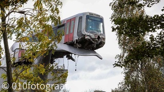 В Нидерландах скульптура спасла поезд метро от падения в воду