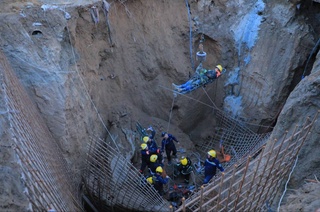 Спасатели Самаркандской области оперативно спасли человека, засыпанного грунтом