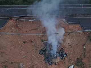 Хитойдаги йўлнинг бир қисми ўпирилиб тушиши оқибатида ҳаётдан кўз юмганлар сони 24 кишига етди