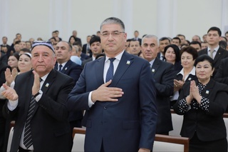 Акмалжон Махмудалиев Cирдарё вилояти ҳокими лавозимига тасдиқланди