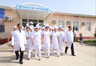 Тиббиёт муассасаларининг малакали шифокорларига қўшимча устама тўланади