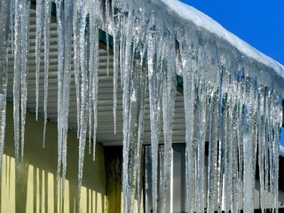 Биноларнинг томидан сумалак ва қор массалари тушишидан эҳтиёт бўлинг!