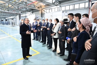 Шавкат Мирзияев Нөкіс қаласындағы зауыттың жұмысымен танысты