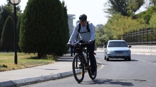 Азиз Абдуҳакимов 22 сентябрь кунида барча раҳбарларни шахсий машинасиз ҳаракатланишга чақирди