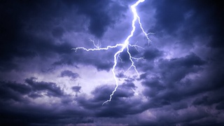 Мексика соҳилида чақмоқ уриши оқибатида икки киши ҳалок бўлди