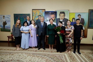 Senat Raisi marhum taniqli fan va madaniyat arboblarining oilalariga davlat mukofotlarini topshirdi