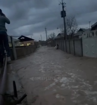 Qumqo'rg'onda sel oqibatida 100 dan ortiq aholi xonadonini suv bosgan