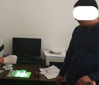 Transport boshqarmasi xodimi pora bilan ushlandi