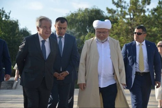 Бирлашган Миллатлар Ташкилоти Бош котиби Ҳазрати Имом мажмуасида бўлди