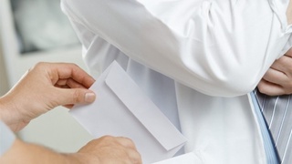 Оилавий поликлиникага ишга киритиш эвазига 800 доллар пора олган шахс ушланди