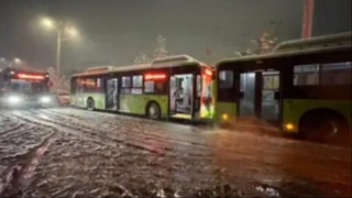 Toshkentda ehtiyotsizlik sabab avtobus haydovchisi halok boʻldi