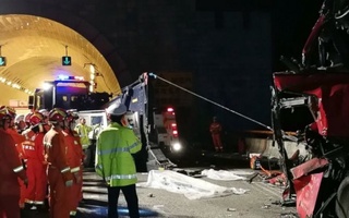 Хитойда йўловчи автобуси туннель деворига бориб урилди, оқибатида 14 киши ҳаётдан кўз юмди