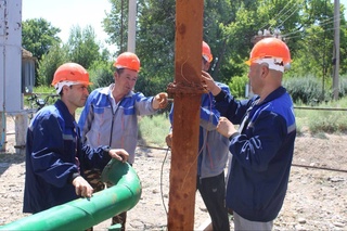 В Кызылтепинском районе Навоийской области в вертикальных скважинах устанавливаются водяные насосы