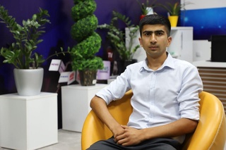 Milliy dastur va mobil ilovalar yaratayotgan o'zbek yigiti