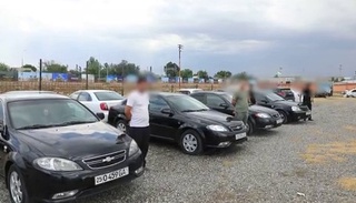 Navbat Jizzaxga: bir guruh fuqarolar mashinadan tanasini chiqarib harakatlandi