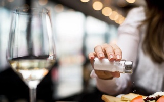 Таомга стол устида туз сепиб истеъмол қилиш умрни қисқартириши мумкин