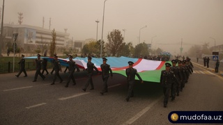 Qarshi shahrining markaziy koʻchasi boʻylab ulkan davlat bayrog‘i olib o‘tildi