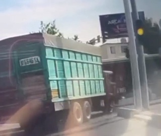 Toshkentda yuk mashinasi avtobus bilan toʻqnashdi