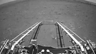 Китайский марсоход "Чжужун" съехал на марсианскую поверхность