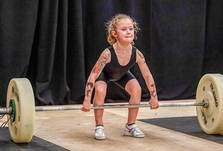 7 ёшли қиз 80 килограмм оғирликни кўтарди