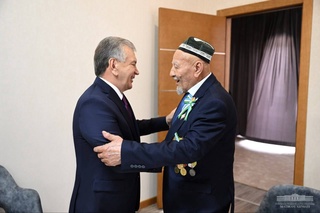 Шавкат Мирзиёев Екінші дүниежүзілік соғыс ардагерлерінің жағдайынан хабар алды