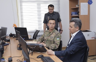 АКТ вазири ҳарбий институтга келди