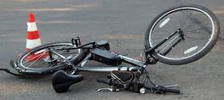 ИИБ бошлиғи автомашинасида велосипед бошқариб бораётган фуқарони уриб юборди