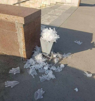 Ишлатилган қўлқоплар билан тўлган чиқинди идишларига шарҳ