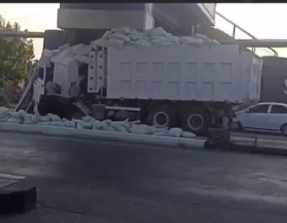 Andijonda yuk mashinasi temir yoʻl koʻprigiga urildi