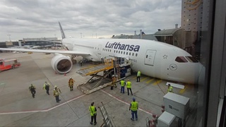 Lufthansa авиакомпаниясининг самолёти Франкфурт аэропортига қаттиқ қўнди