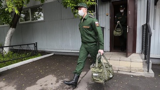 Россия Мудофаа вазирлиги COVID-19 га қарши янги вакцинани синаш учун кўнгиллиларни танлади