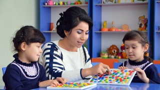 Tarbiyachilar boshqa kasb egalaridan koʻproq ishlab, kam oylik oladi(mi?)
